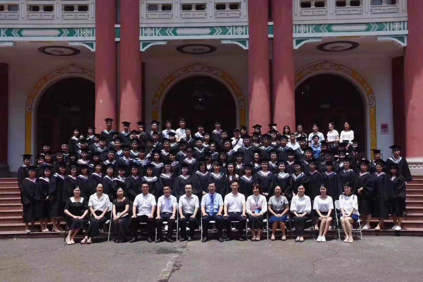 广西民族大学毕业相片.jpg